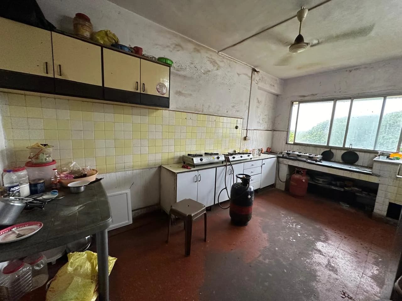 Free self-cooking kitchen at the Mumbai ashram