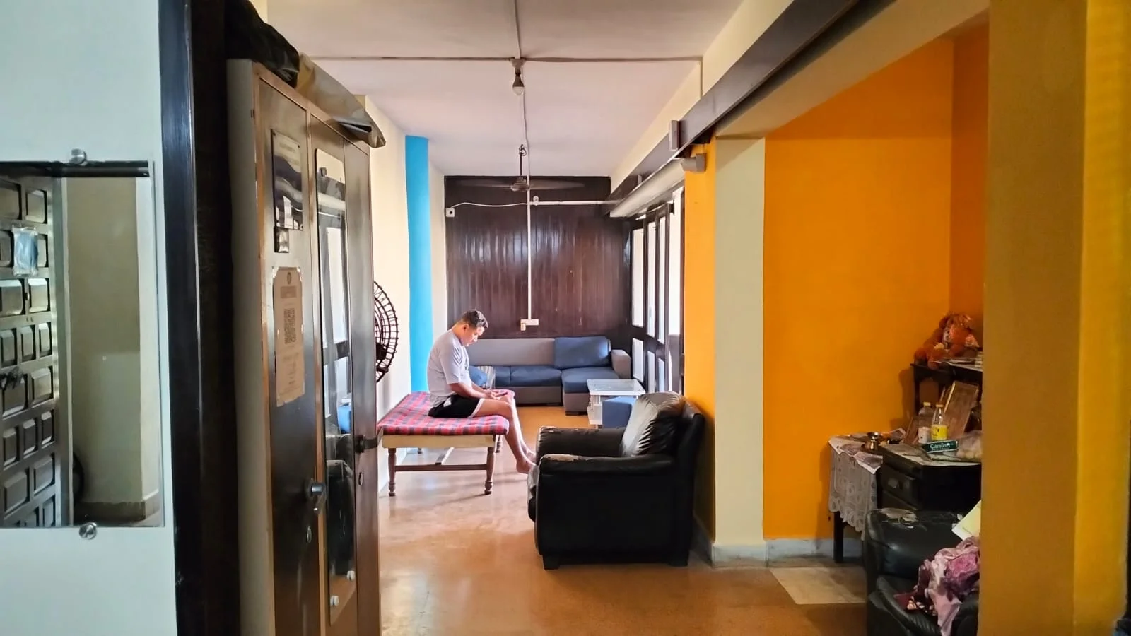 Patient relaxing on a bench at the Mumbai ashram lounge